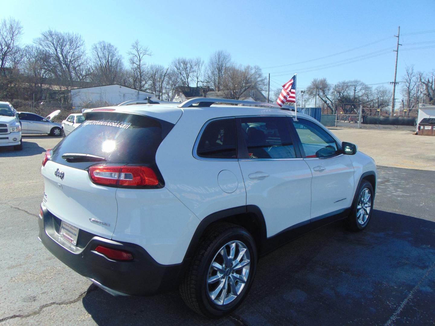 2015 White Jeep Cherokee (1C4PJMDS4FW) with an V6 3.2 Liter engine, Automatic, 9-Spd transmission, located at 2105 Dixie Hwy, Louisville, KY, 40210, (502) 772-3333, 38.220932, -85.795441 - Photo#11